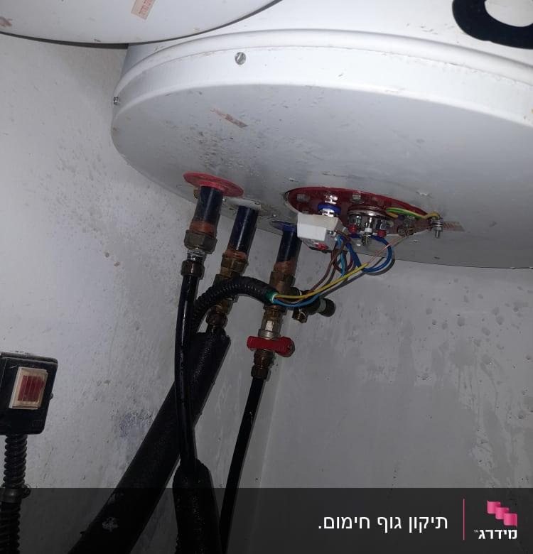 חיבורים וצינורות מתחת לדוד שמש